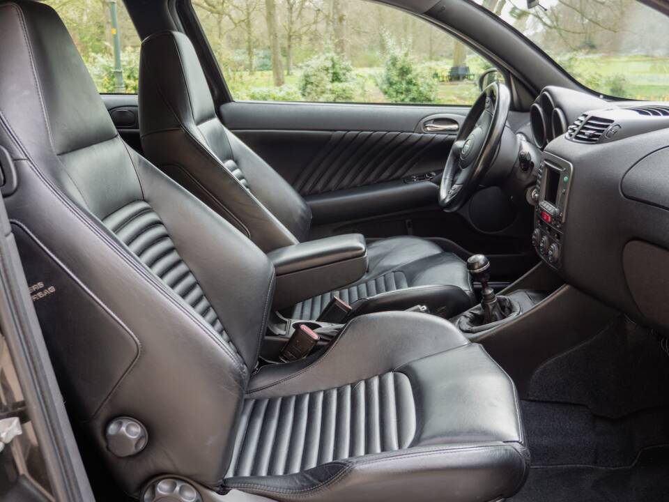 Image 34/60 of Alfa Romeo 147 3.2 GTA (2003)