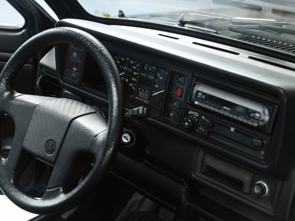 Image 24/36 of Volkswagen Golf Mk I Convertible 1.8 (1993)