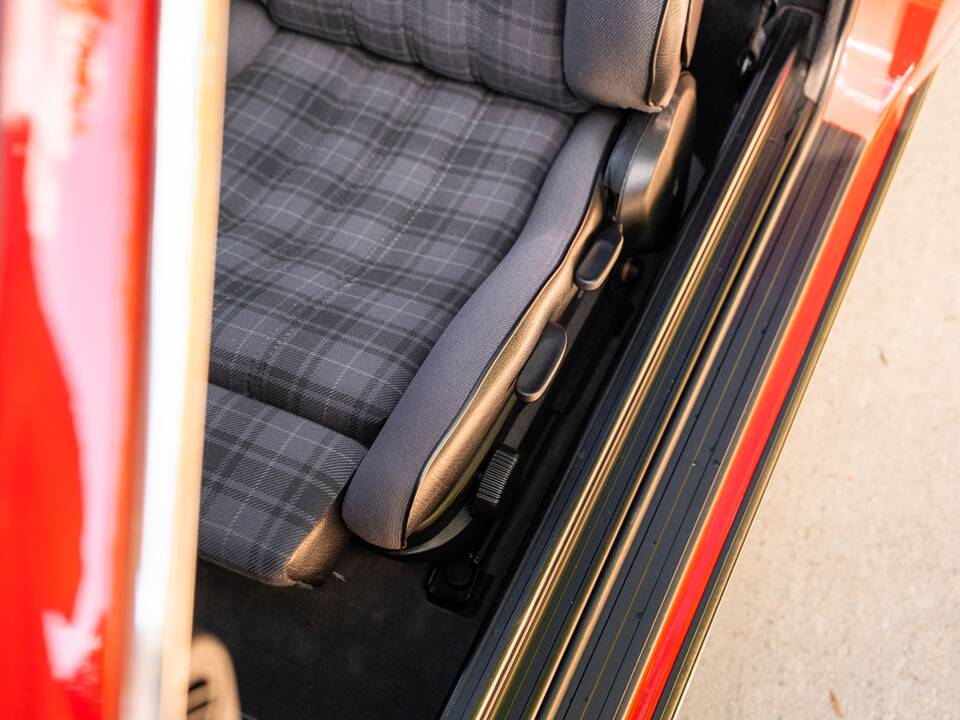 Immagine 24/33 di BMW 318i (1991)
