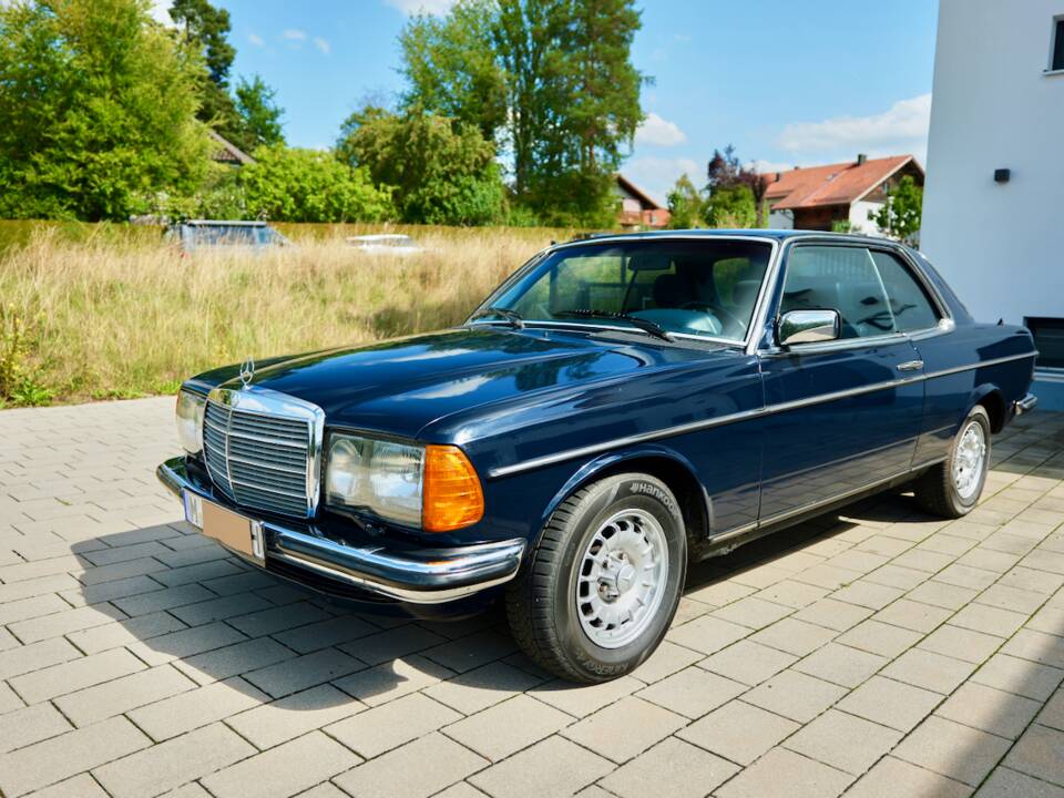 Bild 84/99 von Mercedes-Benz 230 CE (1983)