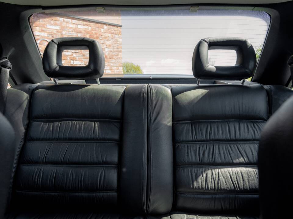 Image 35/75 of Lotus Carlton (1991)