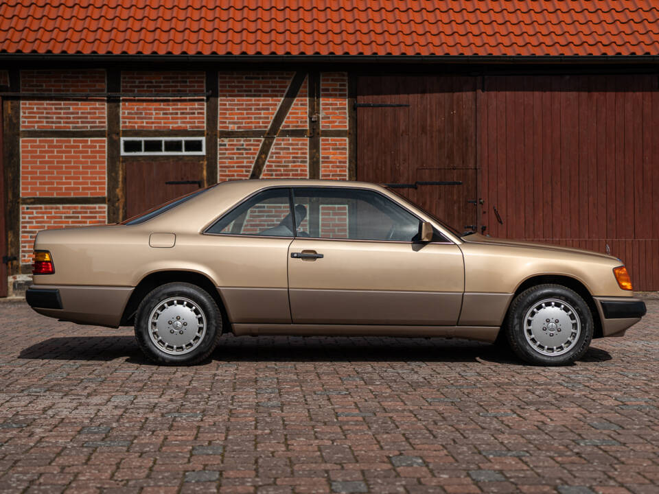 Image 13/40 of Mercedes-Benz 300 CE (1987)