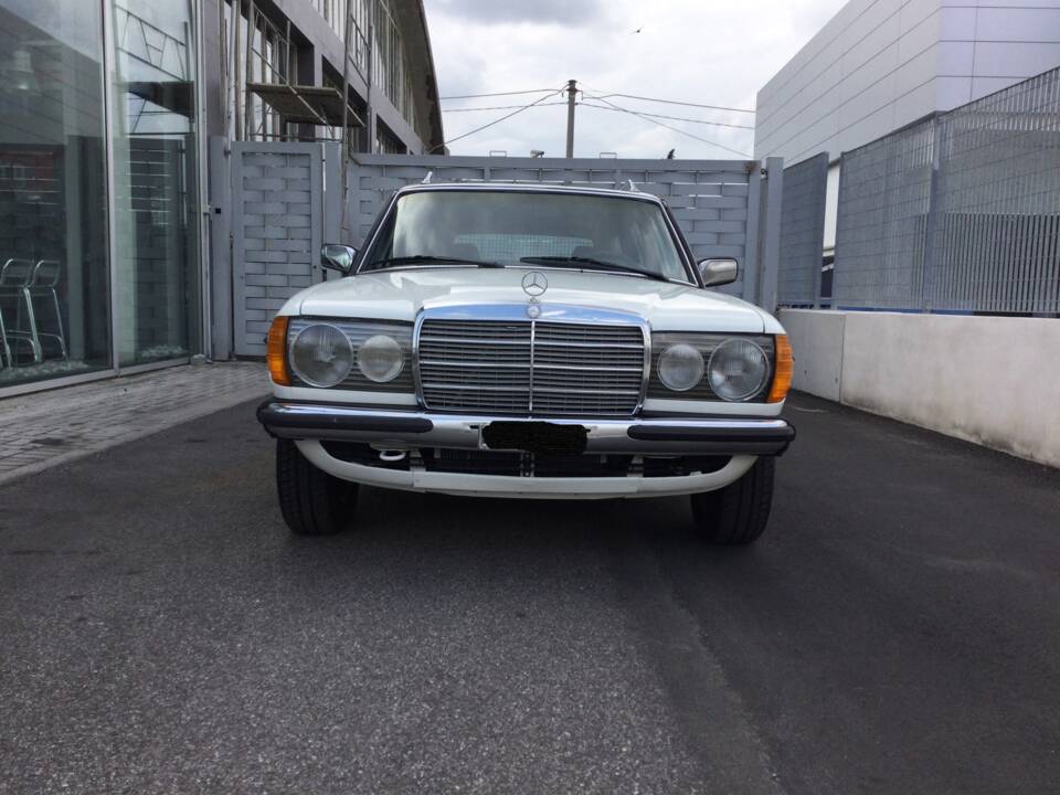 Immagine 2/39 di Mercedes-Benz 240 TD (1983)