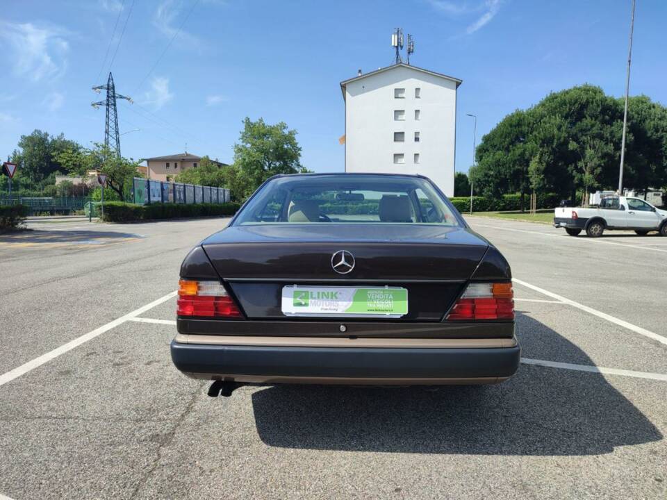 Image 7/10 of Mercedes-Benz 300 CE (1989)
