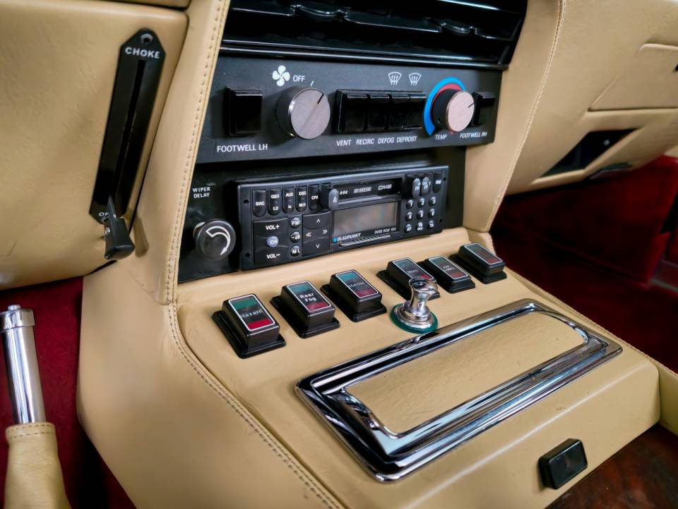 Immagine 39/50 di Aston Martin V8 Volante (1984)