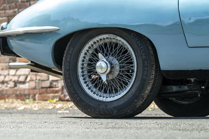 Image 41/50 de Jaguar E-Type (1968)
