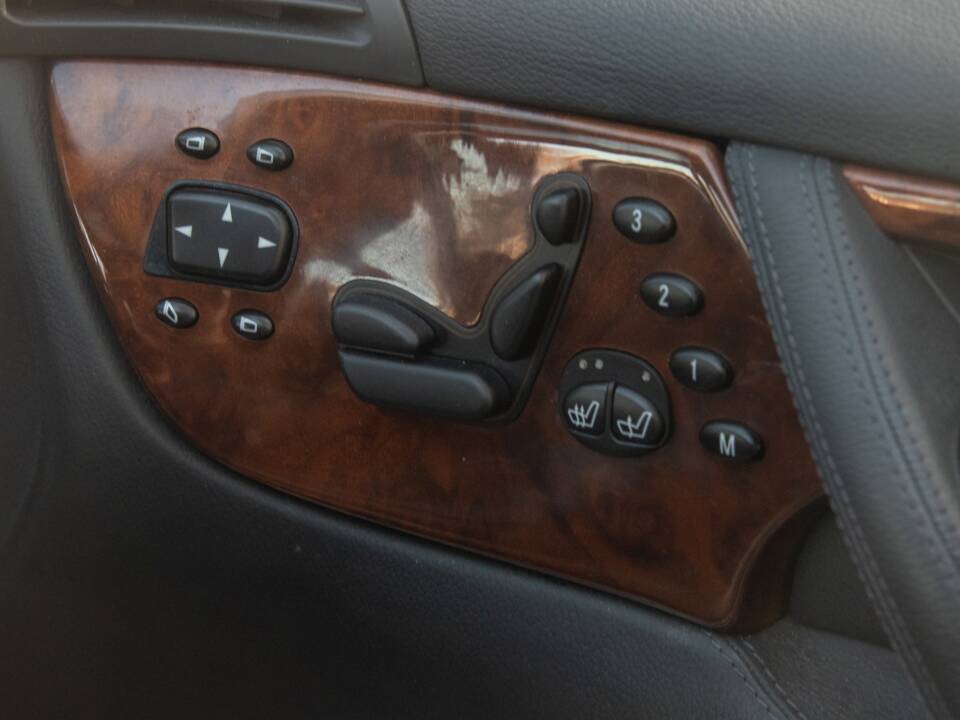 Image 11/50 of Mercedes-Benz CL 500 (2002)