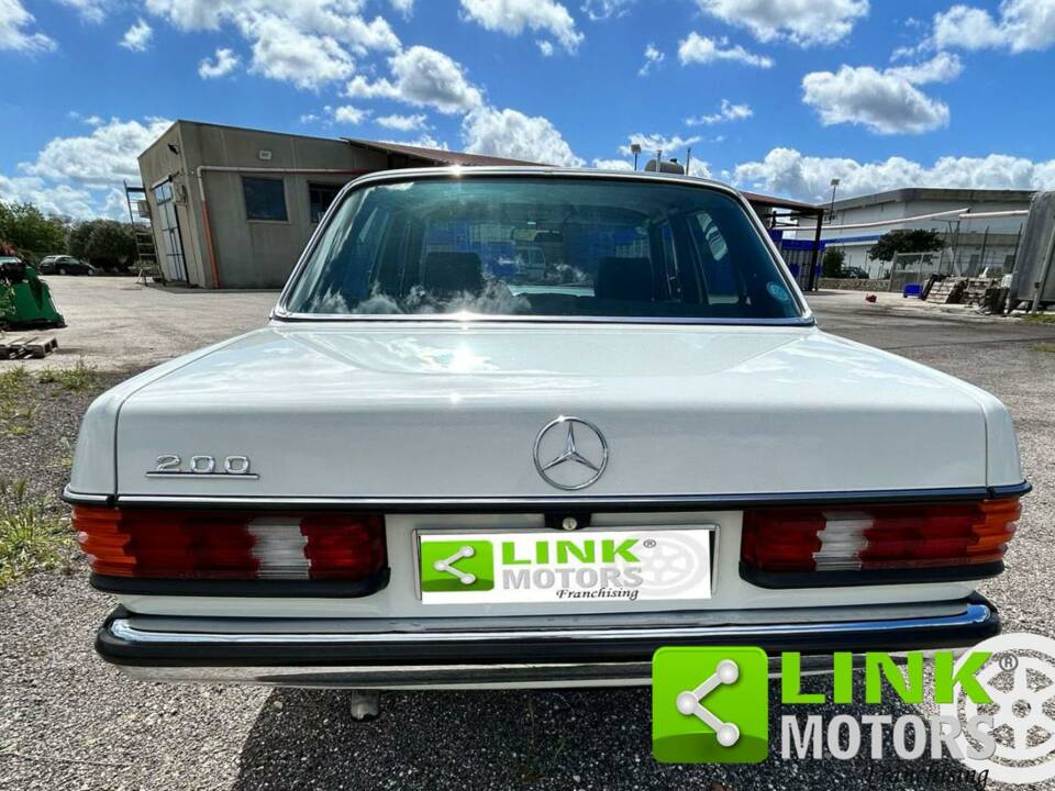 Imagen 8/10 de Mercedes-Benz 200 (1981)