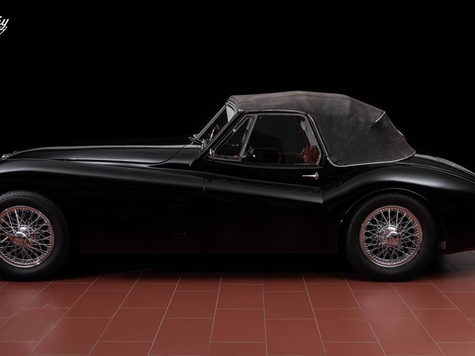 Image 4/7 de Jaguar XK 120 DHC (1954)