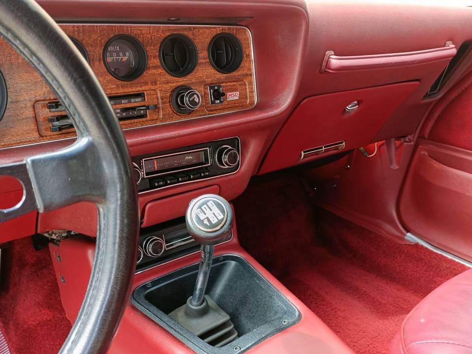 Image 13/18 of Pontiac Firebird Esprit (1975)