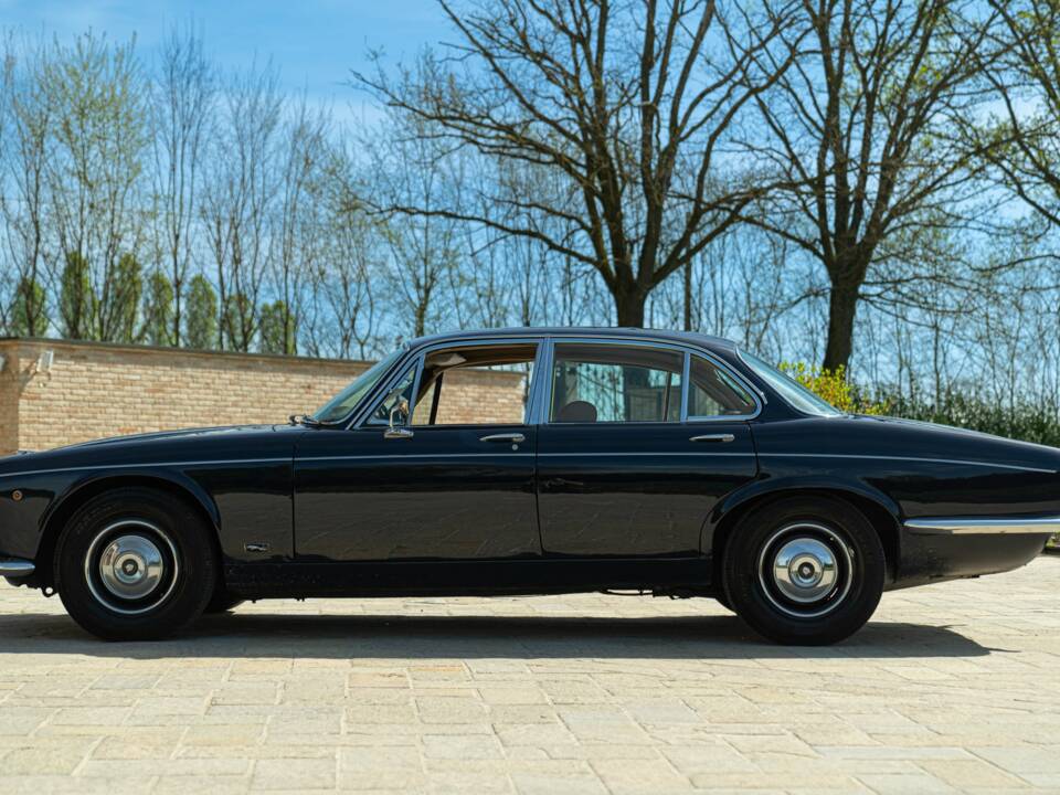 Image 9/50 de Jaguar XJ 6 4.2 (1972)