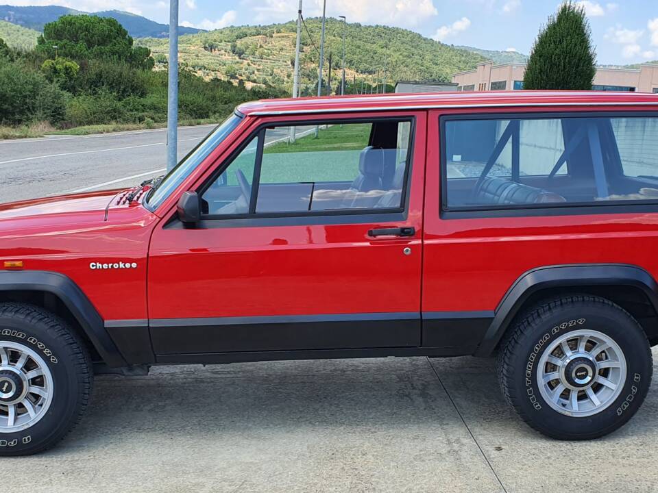 Image 2/42 of Jeep Cherokee 2.8L V6 (1985)