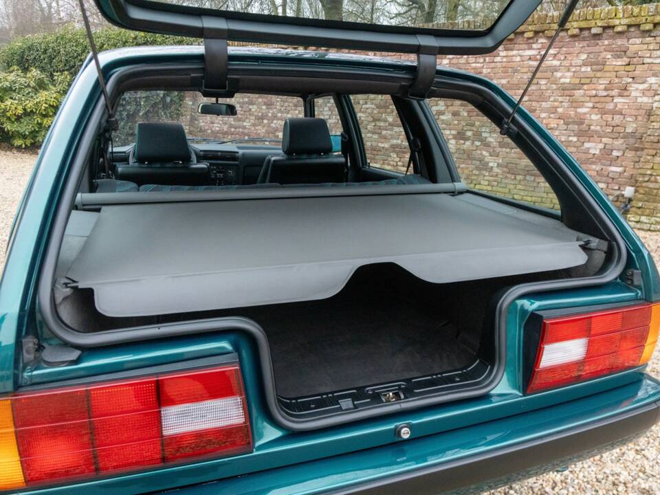 Image 39/50 of BMW 316i Touring (1993)
