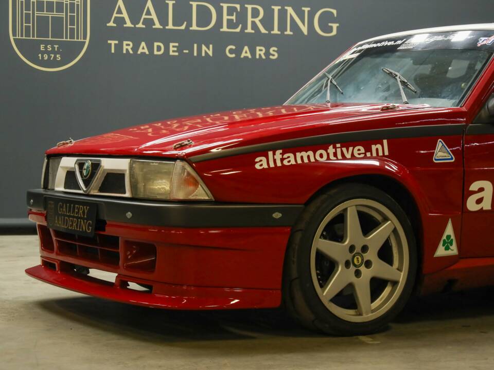 Image 22/50 de Alfa Romeo 75 3.0 V6 QV (1990)