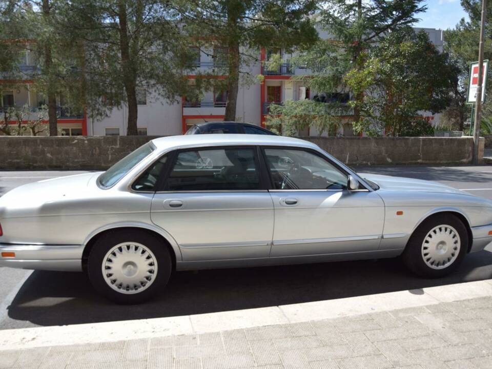 Image 7/33 of Jaguar XJ6 3.2 Executive (1995)