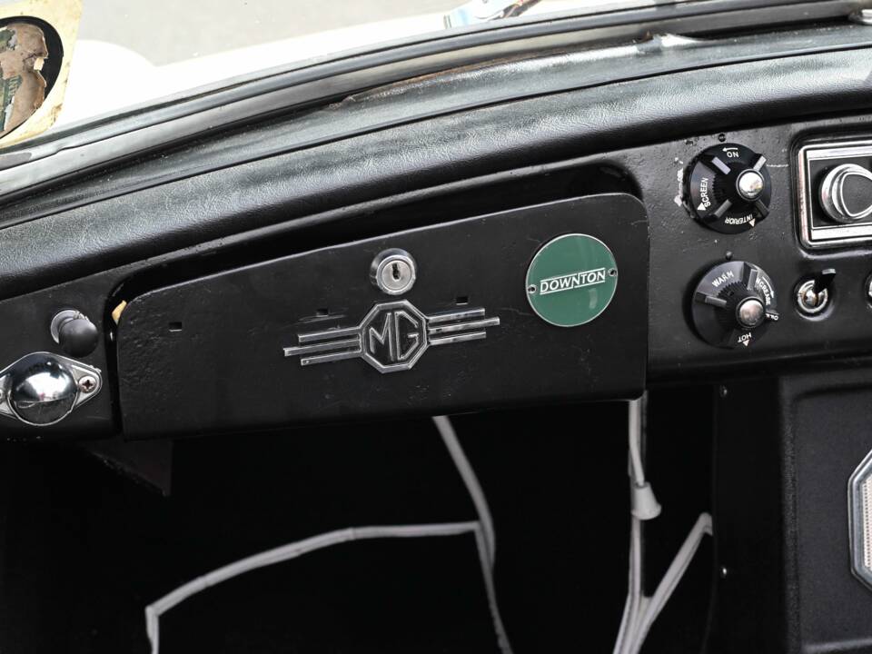 Image 41/50 of MG MGB (1972)