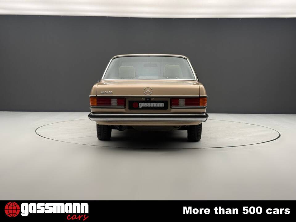 Image 7/15 of Mercedes-Benz 200 (1982)