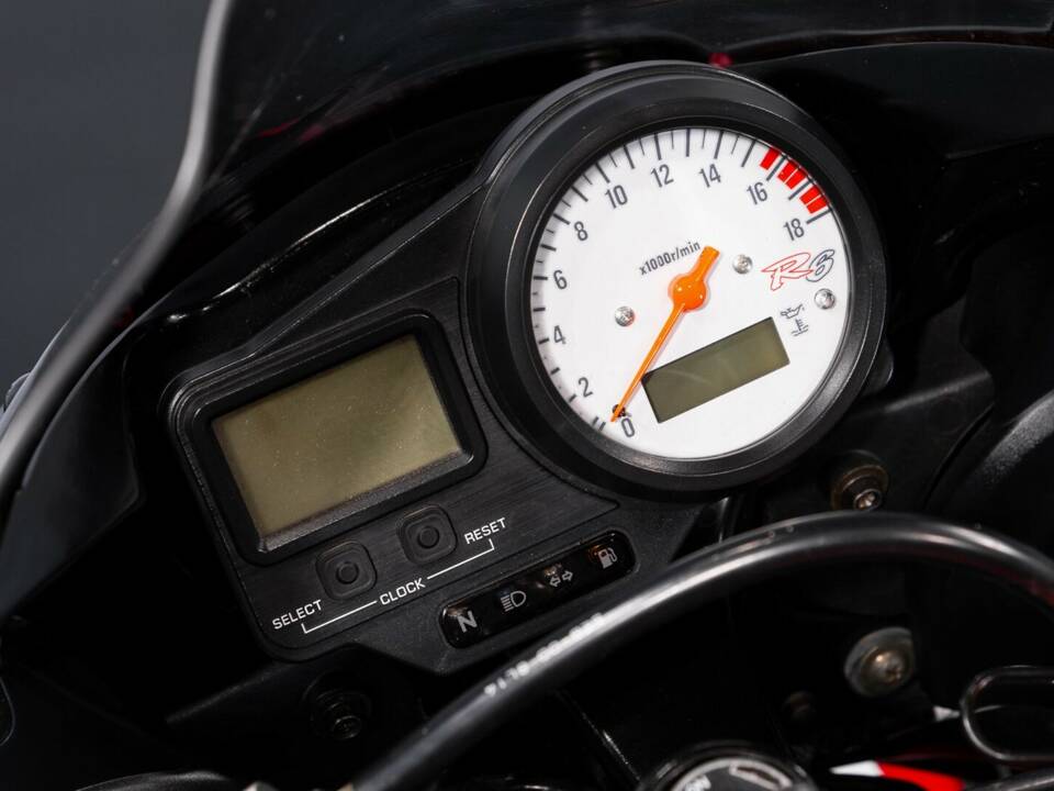 Image 18/49 of Yamaha YZF 600 R6 (1999)