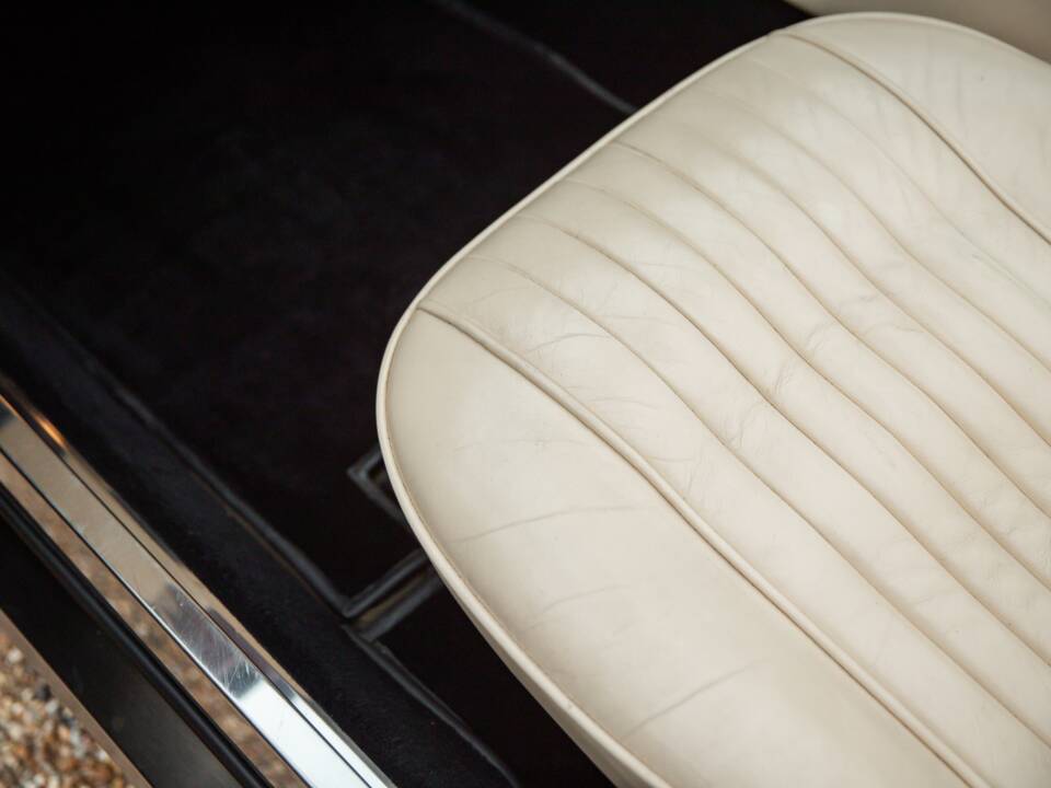 Bild 40/59 von Aston Martin V8 EFi Volante (1988)