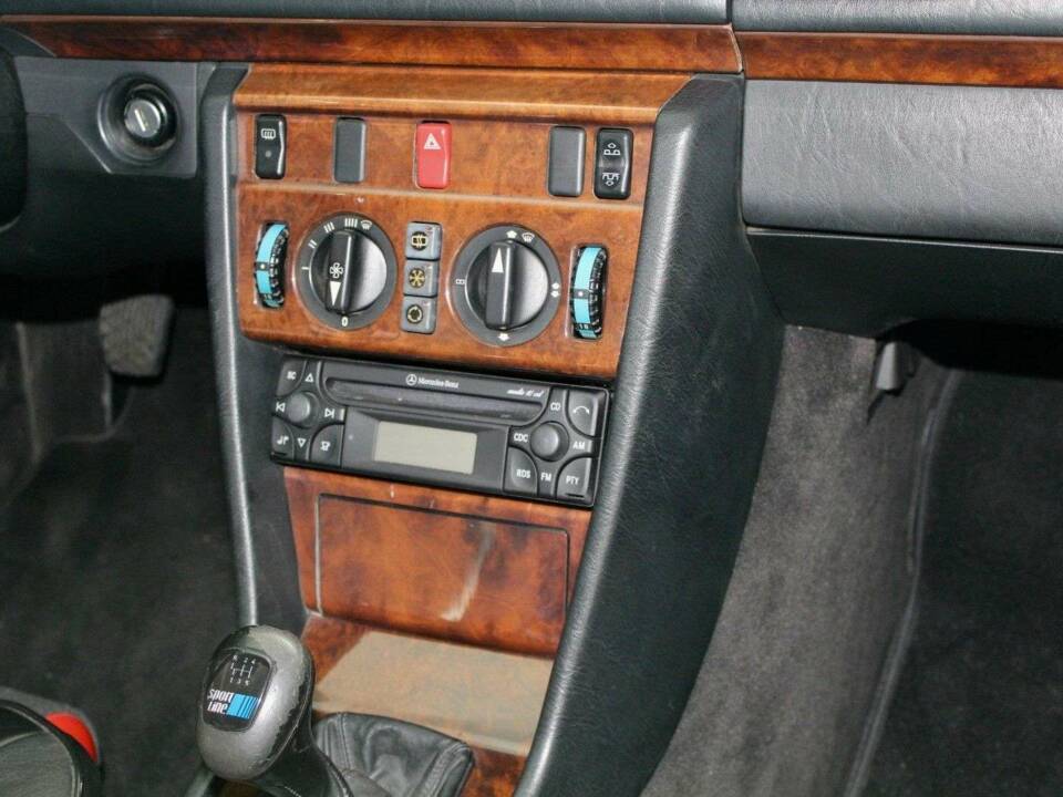 Image 15/20 of Mercedes-Benz 300 CE-24 (1996)