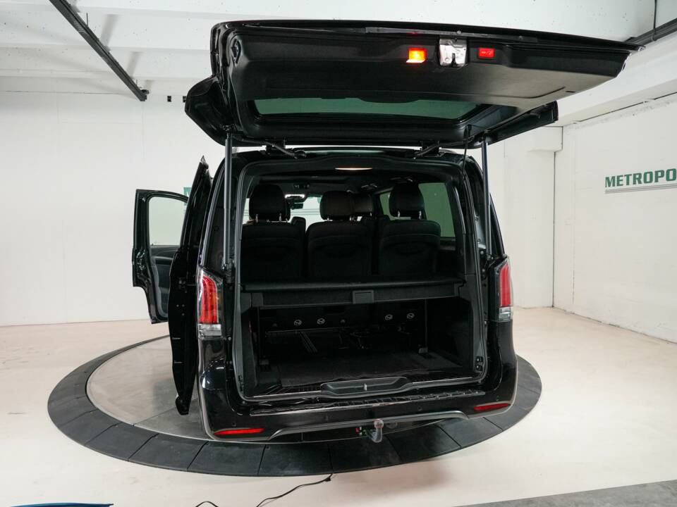 Image 10/35 of Mercedes-Benz V 300 d 4MATIC (2025)
