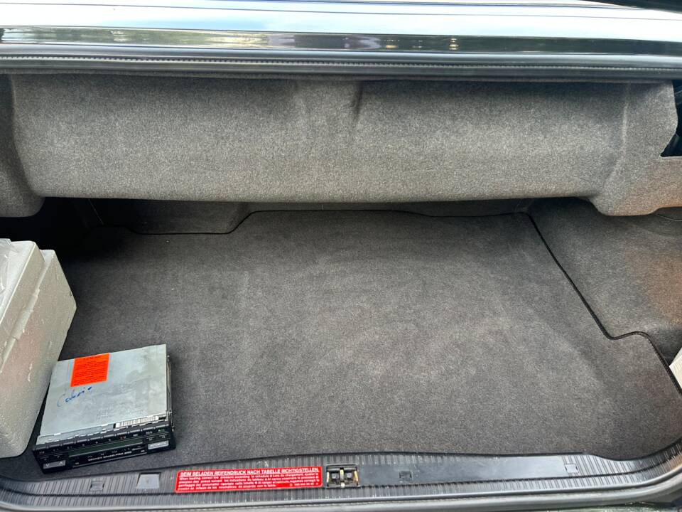 Image 30/47 of Mercedes-Benz 300 CE-24 (1992)