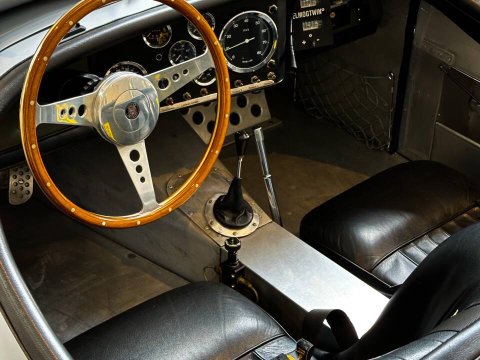 Image 18/26 of Jaguar XK 120 OTS (1952)