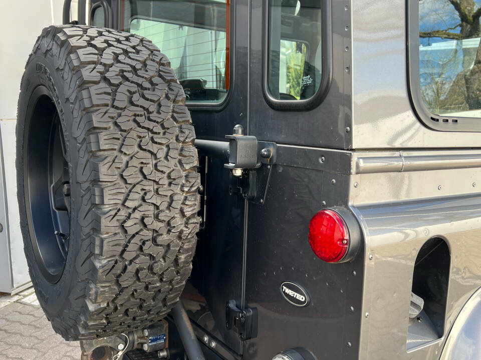 Immagine 21/28 di Land Rover Defender 90 (2015)