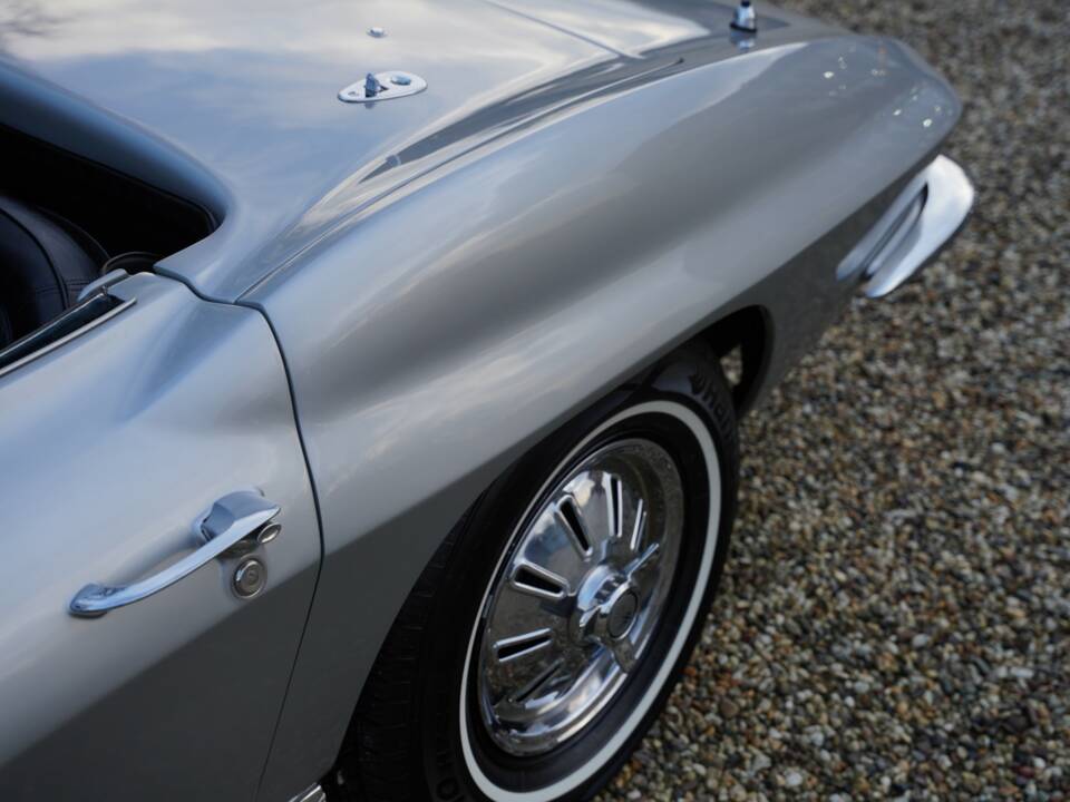 Immagine 17/50 di Chevrolet Corvette Sting Ray Convertible (1964)
