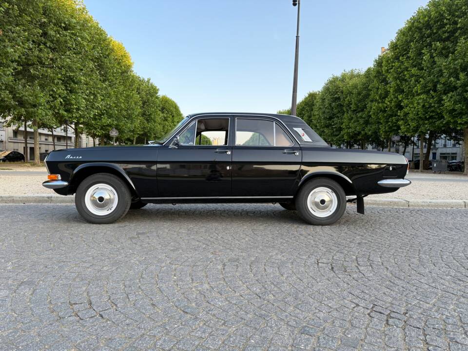 Image 2/5 of GAZ Wolga 24-24 (1976)