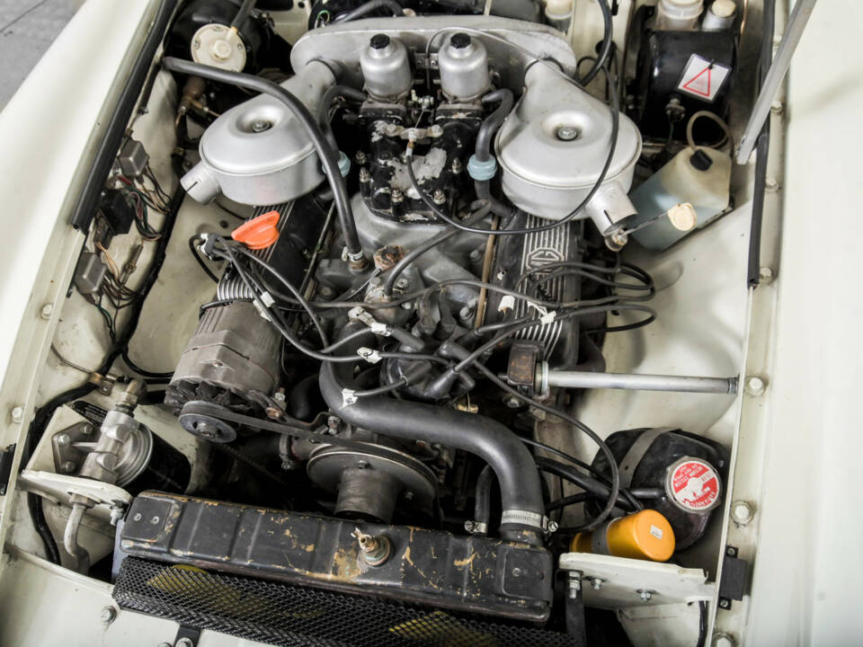 Image 38/50 of MG MGB GT V8 (1975)
