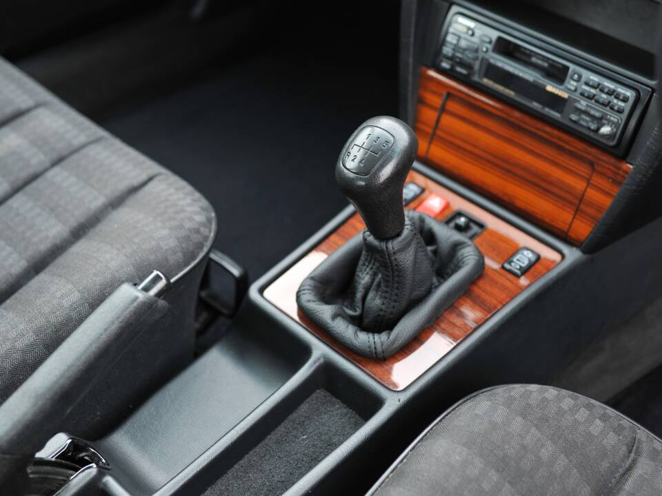 Image 16/31 of Mercedes-Benz 190 E (1993)