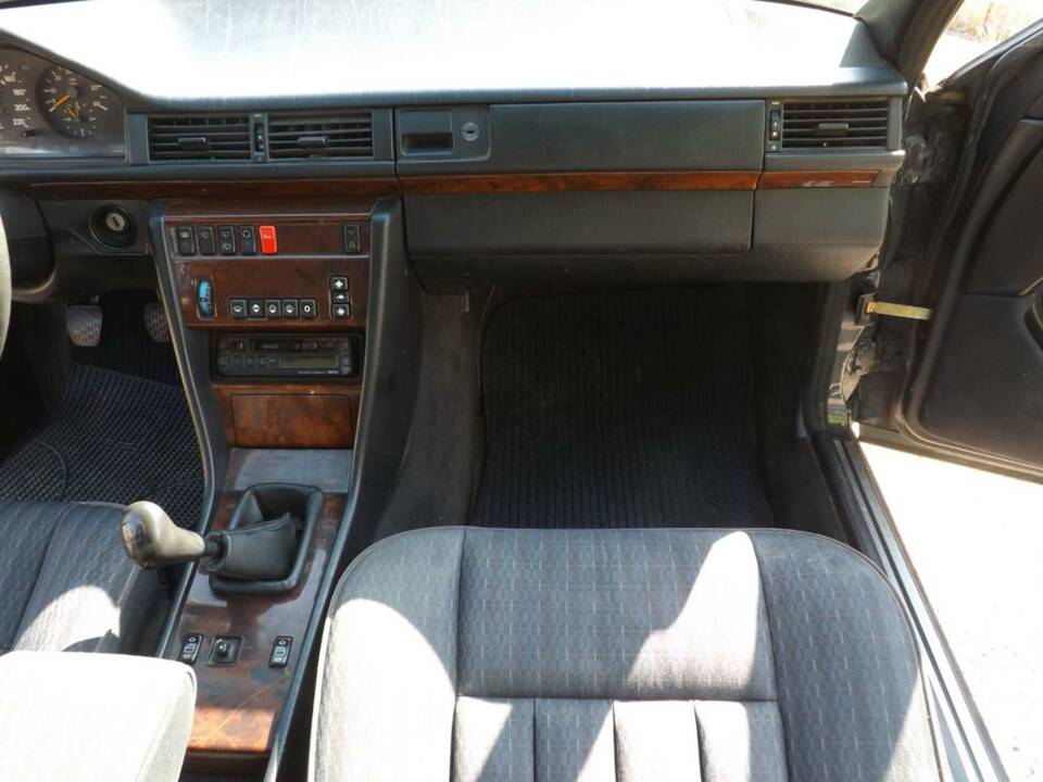 Image 20/50 of Mercedes-Benz 250 TD Turbo (1992)