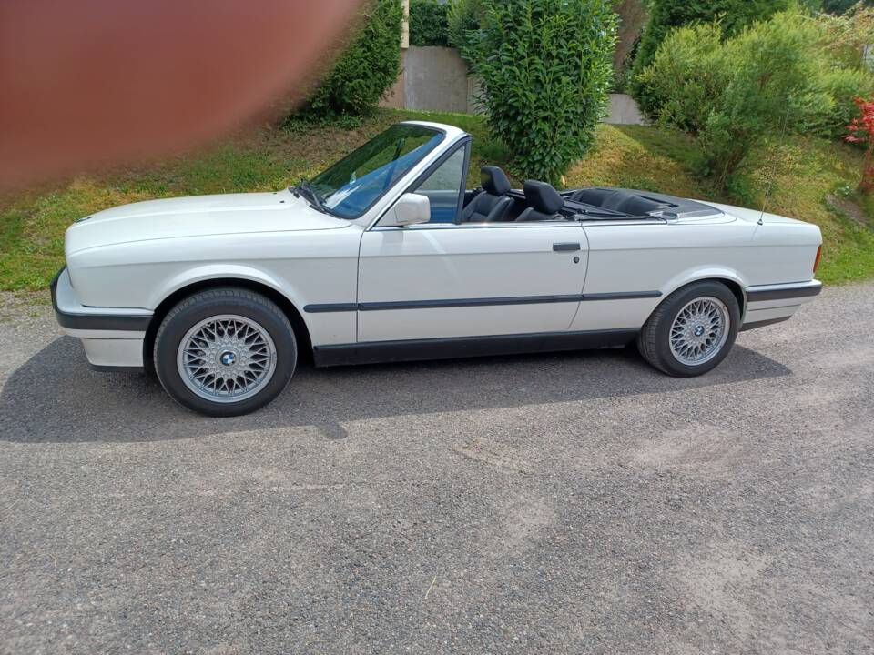 Image 53/55 of BMW 320i (1991)