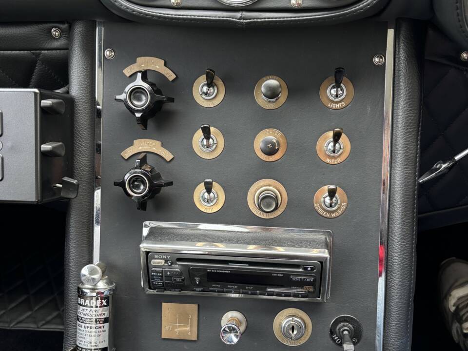 Image 8/28 of Gordon-Keeble GT (1965)