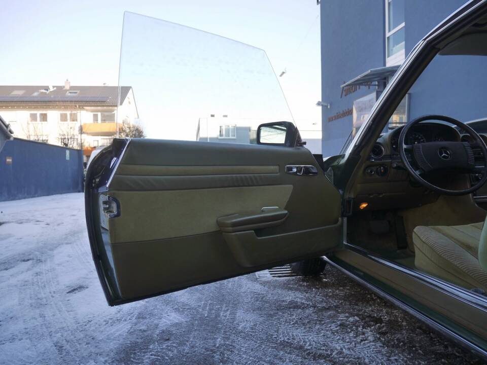 Afbeelding 6/41 van Mercedes-Benz 280 SLC (1977)