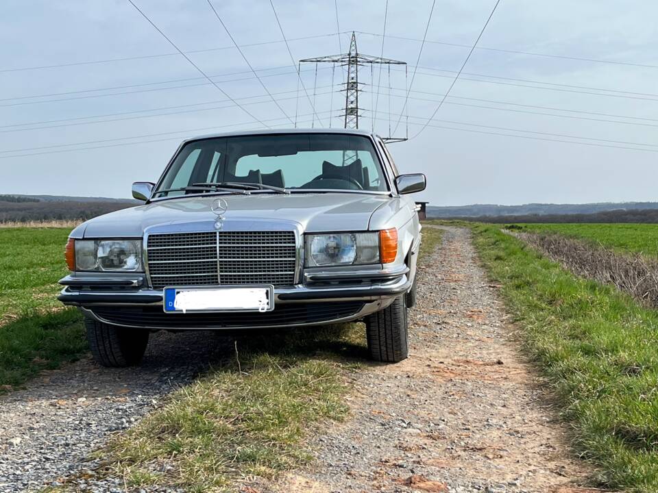 Image 2/17 de Mercedes-Benz 280 SE (1977)