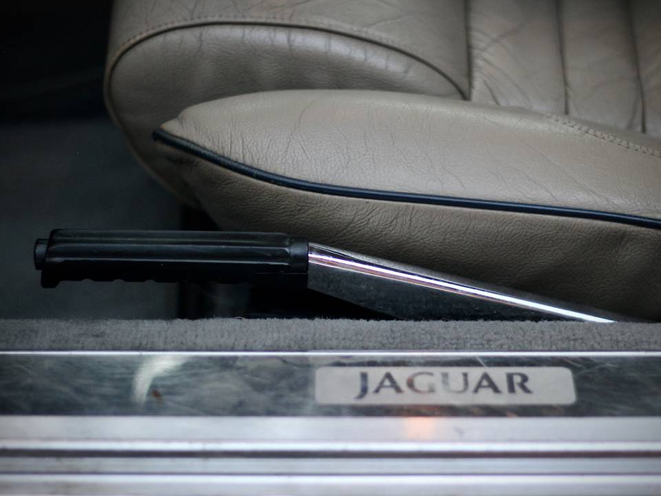 Image 43/50 of Jaguar XJ-S V12 (1990)