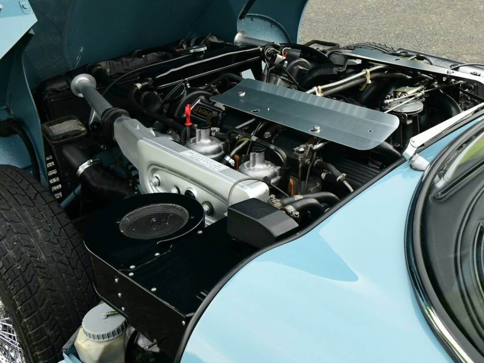 Image 35/50 de Jaguar E-Type V12 (2+2) (1972)