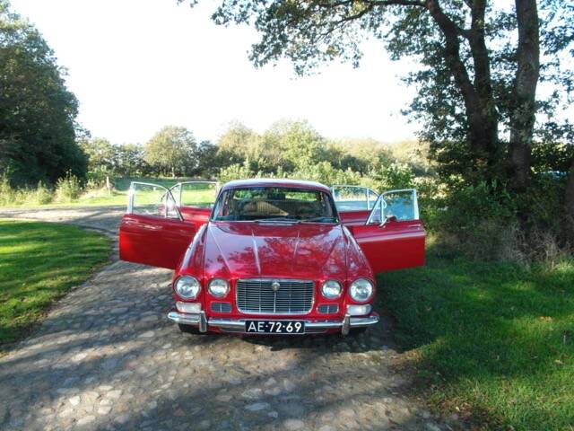 Image 12/52 of Jaguar XJ 6 2.8 (1971)