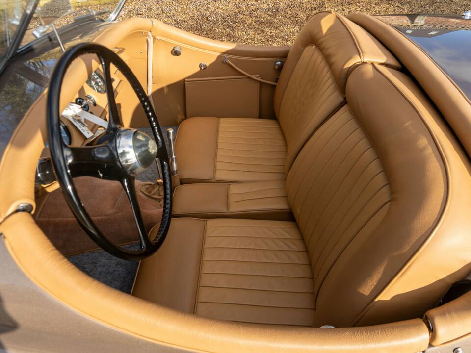 Image 38/50 of Jaguar XK 120 OTS (1952)