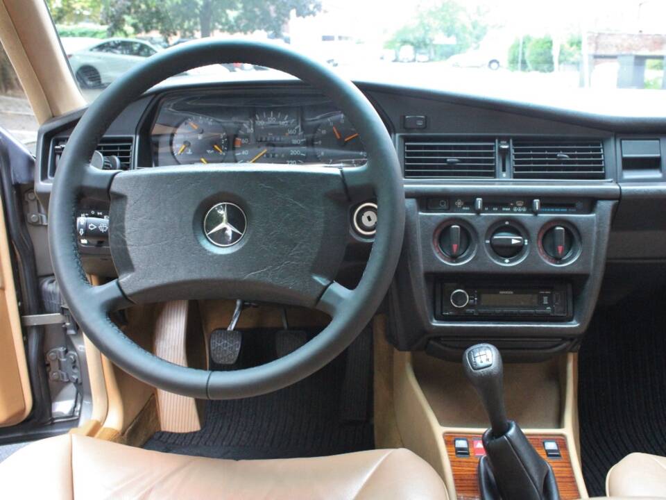 Image 11/27 of Mercedes-Benz 190 E (1987)
