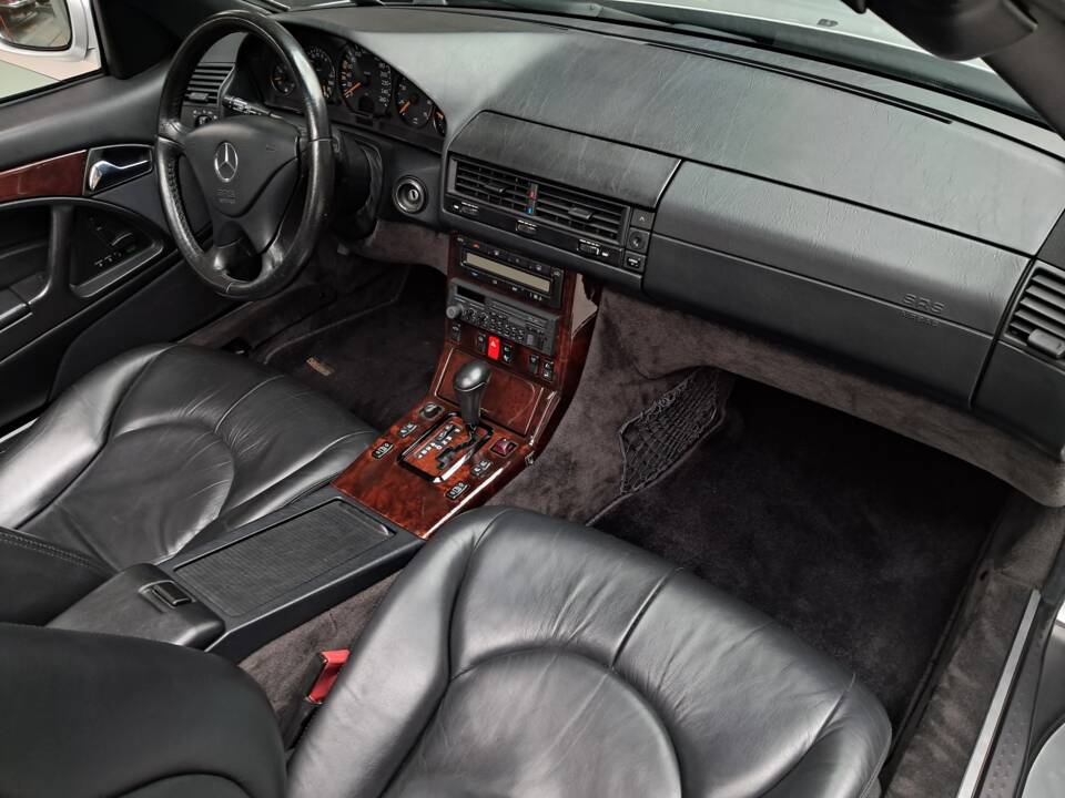 Image 13/50 of Mercedes-Benz SL 320 (1998)