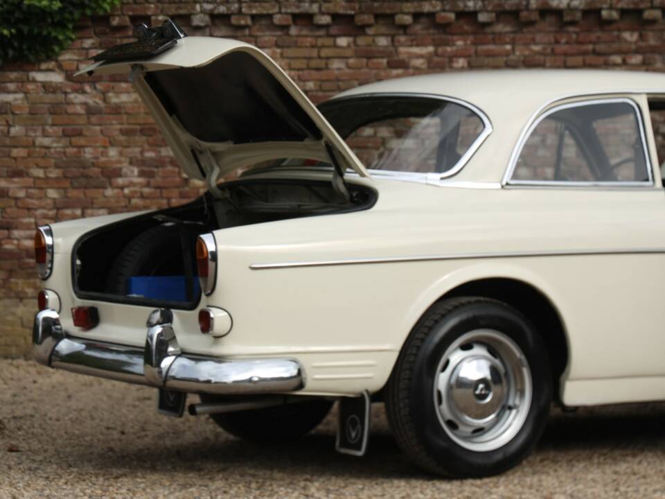 Image 46/50 of Volvo P 123 GT (1969)