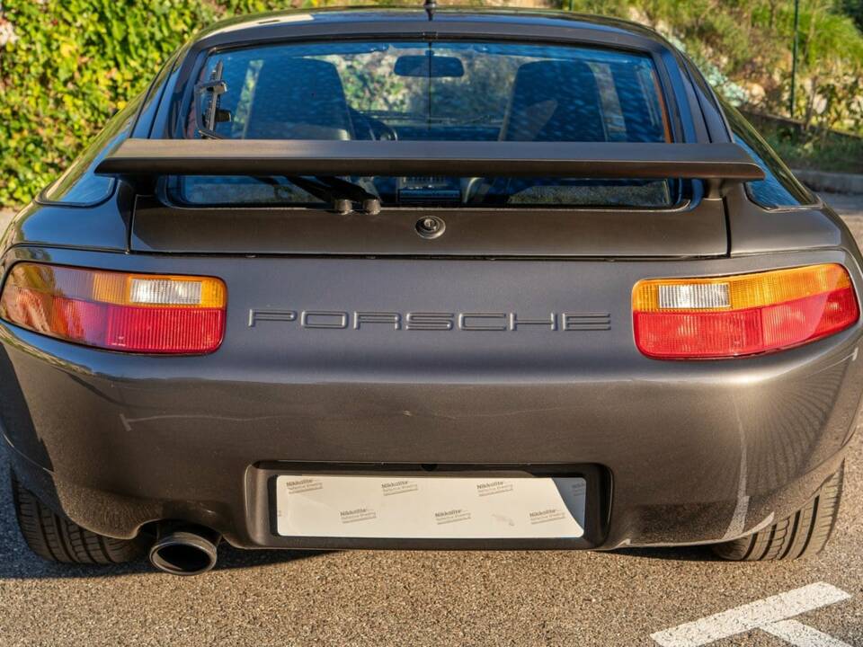 Image 13/30 of Porsche 928 S4 (1989)