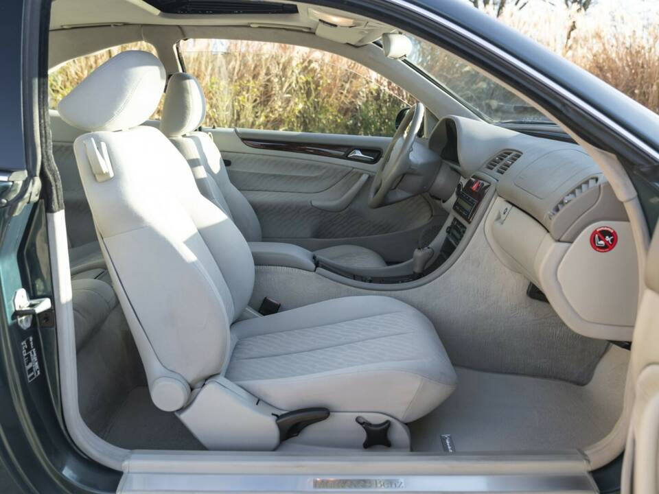 Image 31/50 of Mercedes-Benz CLK 200 (1997)