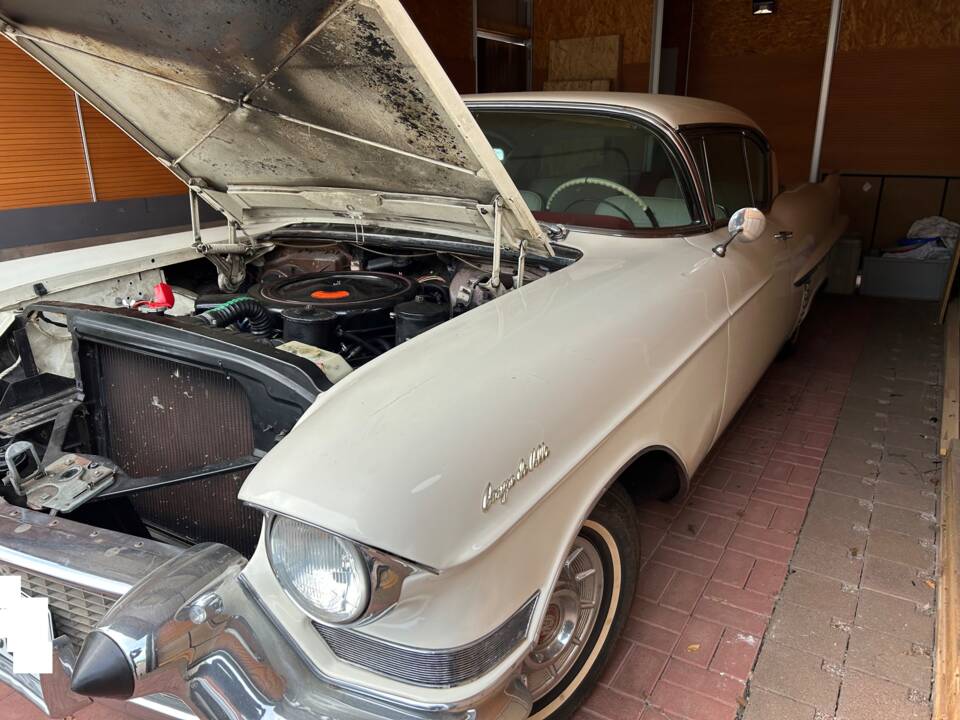 Image 2/9 of Cadillac 62 Coupe DeVille (1957)