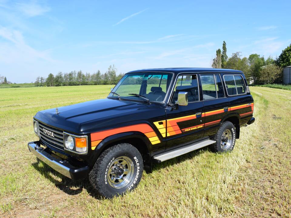 Image 11/17 of Toyota Land Cruiser FJ 62 (1987)
