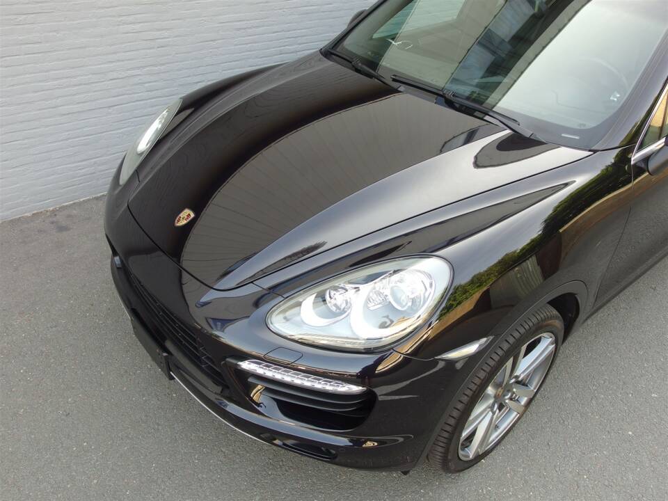 Bild 10/98 von Porsche Cayenne Turbo (2010)