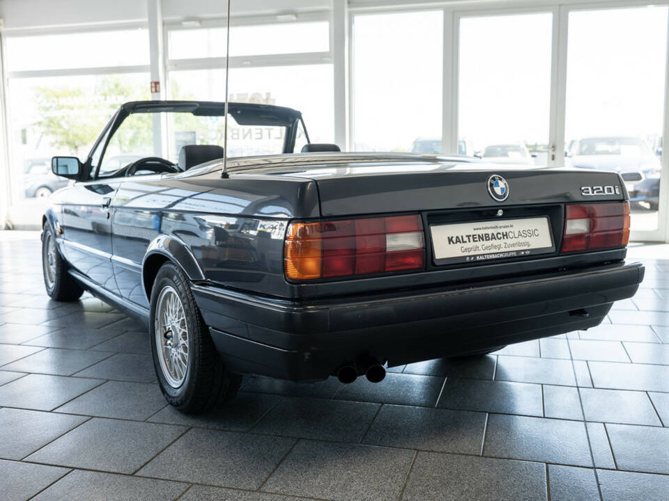 Afbeelding 2/18 van BMW 320i (1992)